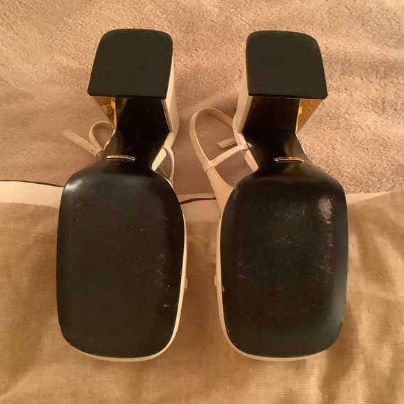 Gucci Cream Flats with Gold Detailing - Picture 11 of 11